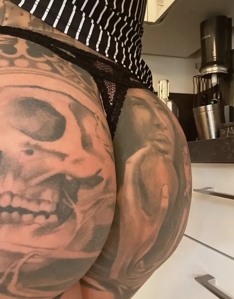 Emelie, 27