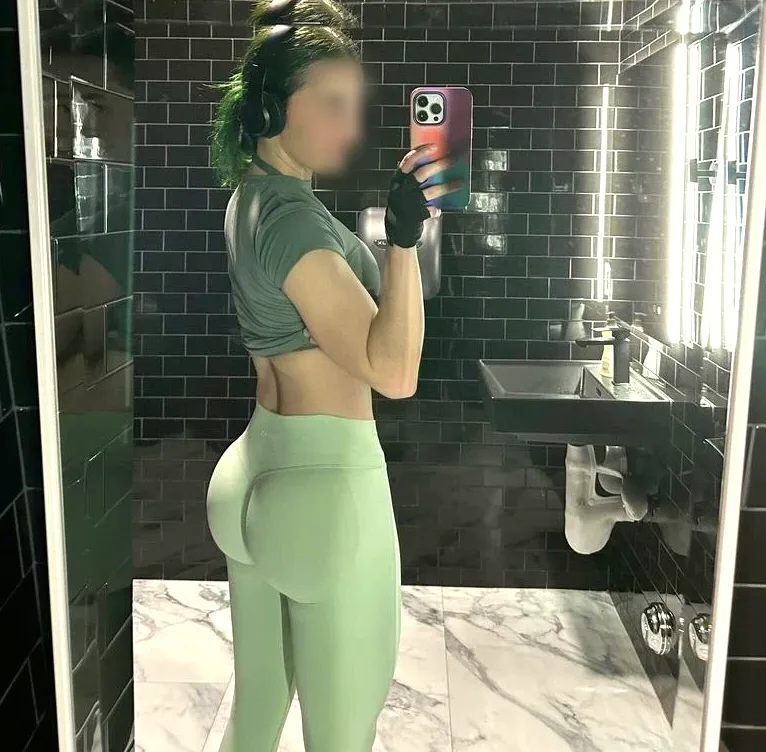 Olivia, 24